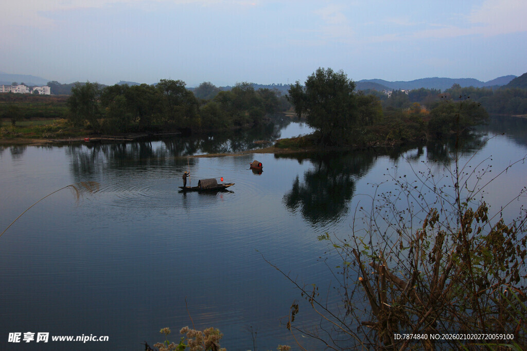 婺源宁静湖畔的悠然景致