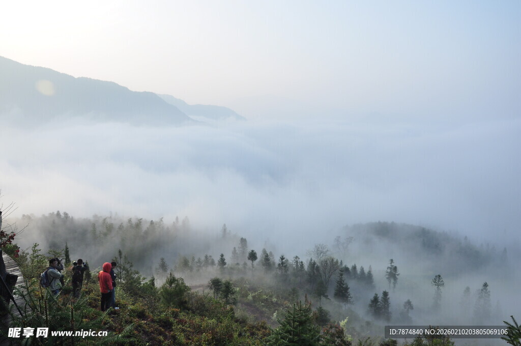 婺源山间云雾中漫步的人群