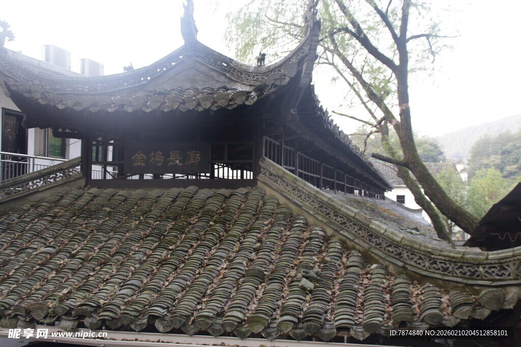 婺源传统中式茅草屋顶古建筑