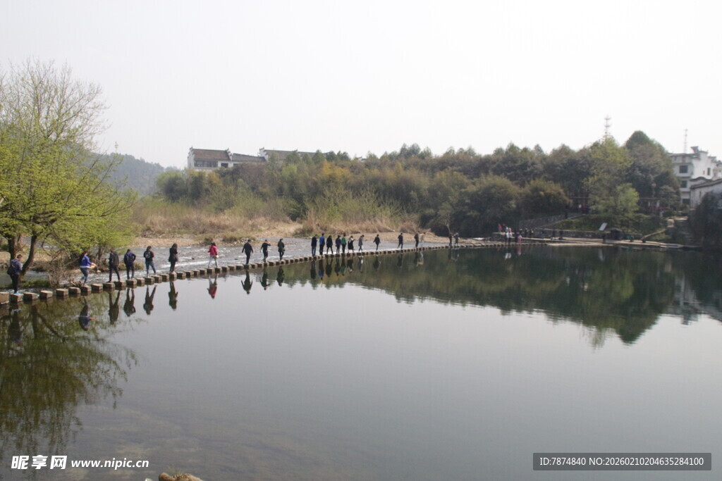 婺源宁静湖畔木桥映景