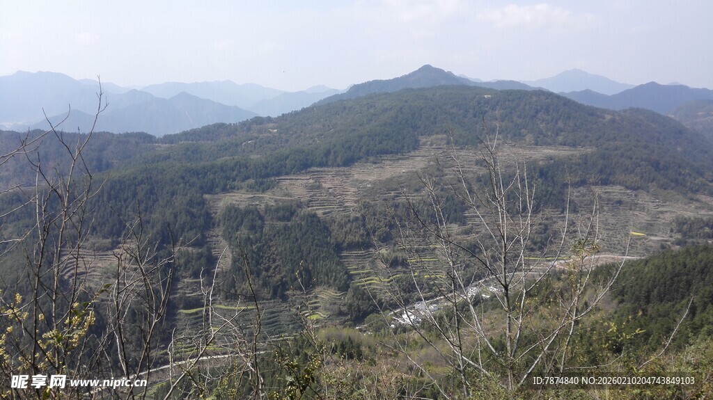 婺源山峦景色 山间蜿蜒小路