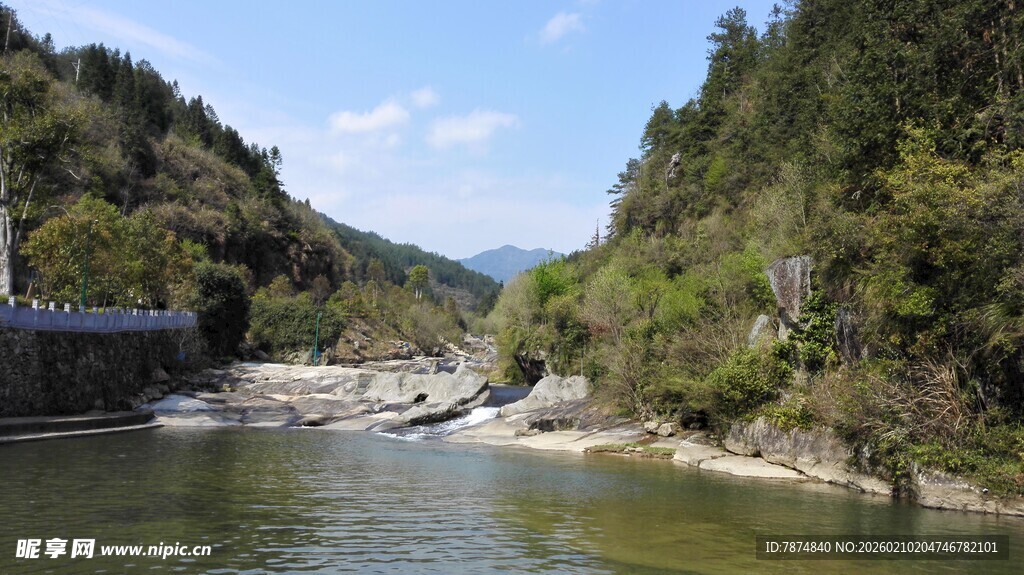 婺源山间河流景色