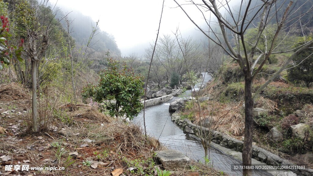 婺源山间溪流冬日静谧景象