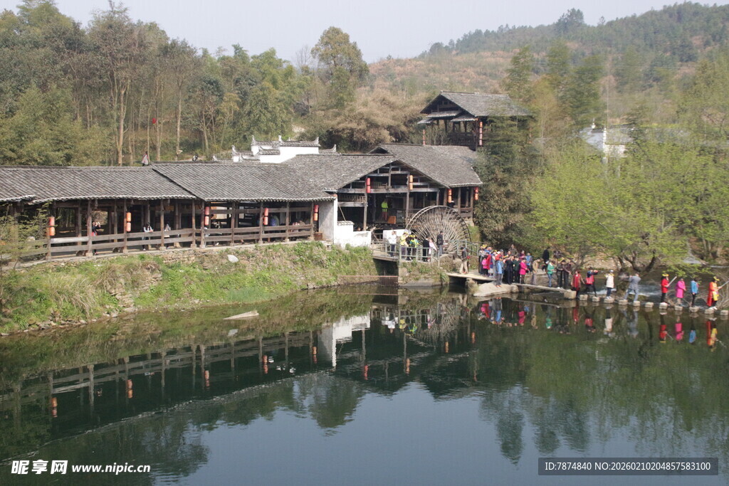 婺源湖畔古建 游人漫步赏景