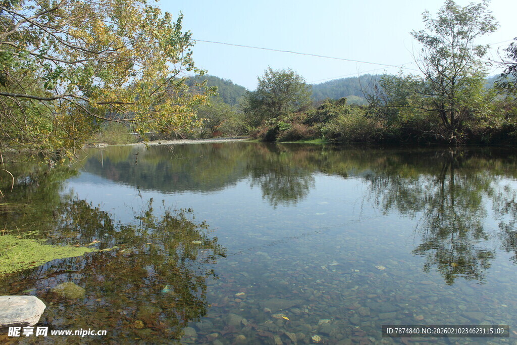 婺源宁静河畔自然风光