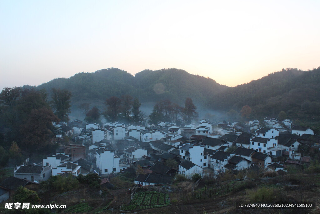 婺源山村夕照下的白墙黛瓦村落