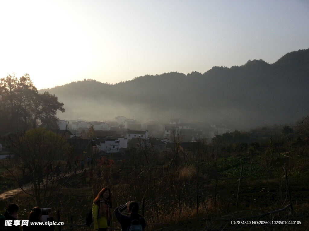 婺源山间晨景 薄雾缭绕之美
