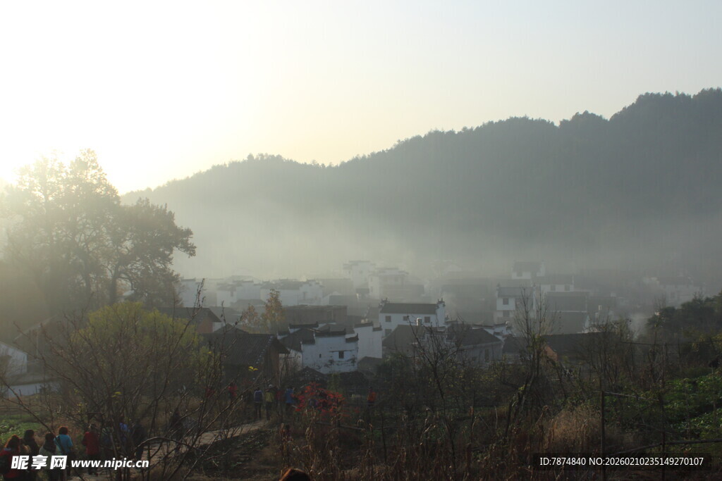 婺源山间晨雾中的静谧村落