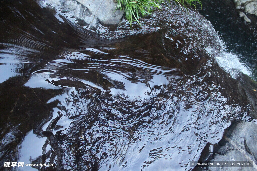 婺源山间溪流潺潺流淌