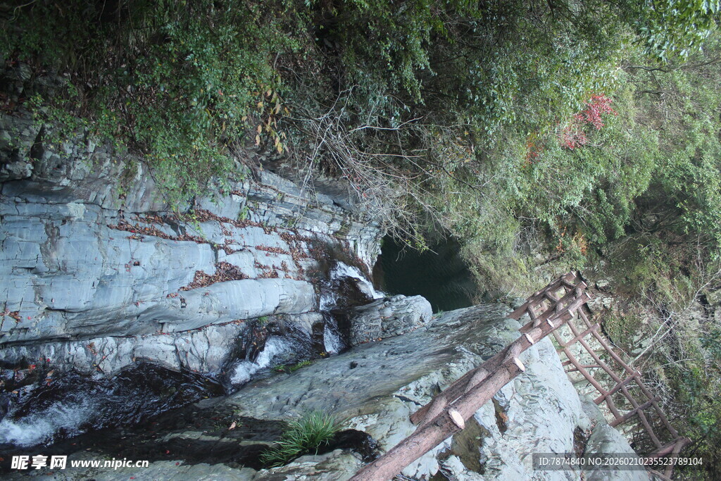 婺源山间石阶旁的清幽小瀑布