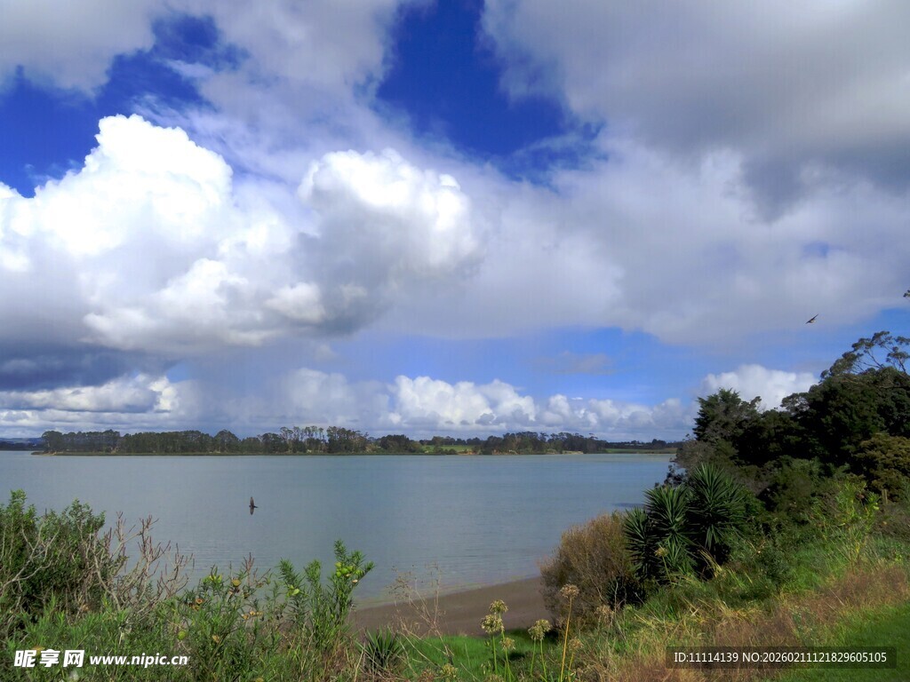 海滨蓝天白云美景