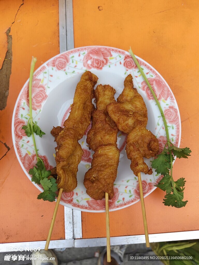 美味炸串摆于花纹盘中