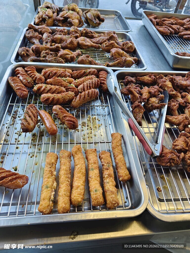 多样美味油炸小吃展示