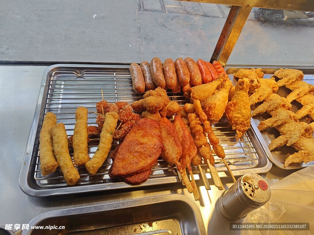 美味多样的街头烤串小吃