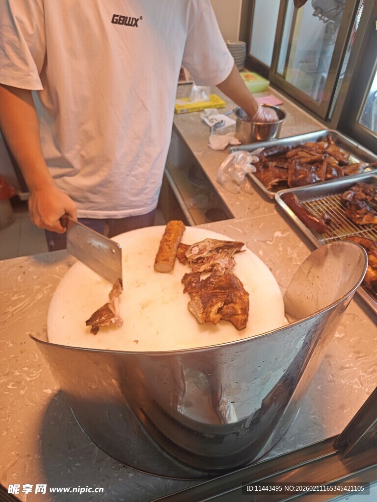 餐厅工作人员展示美味烤肉