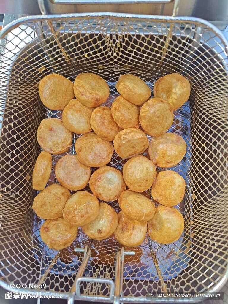 油炸小食在锅中翻滚