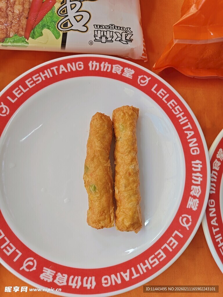 盘中两根美味油炸食品