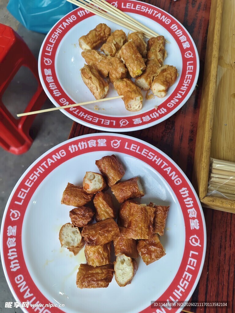 美味油炸小食摆于盘中