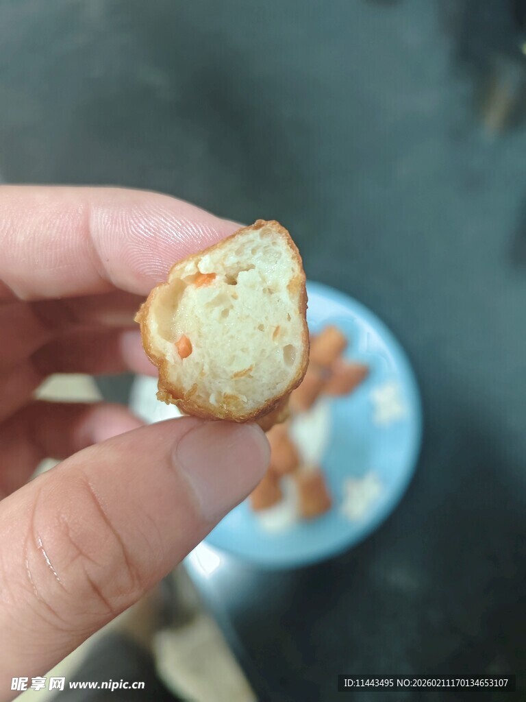 手拿掰开的美味小点心