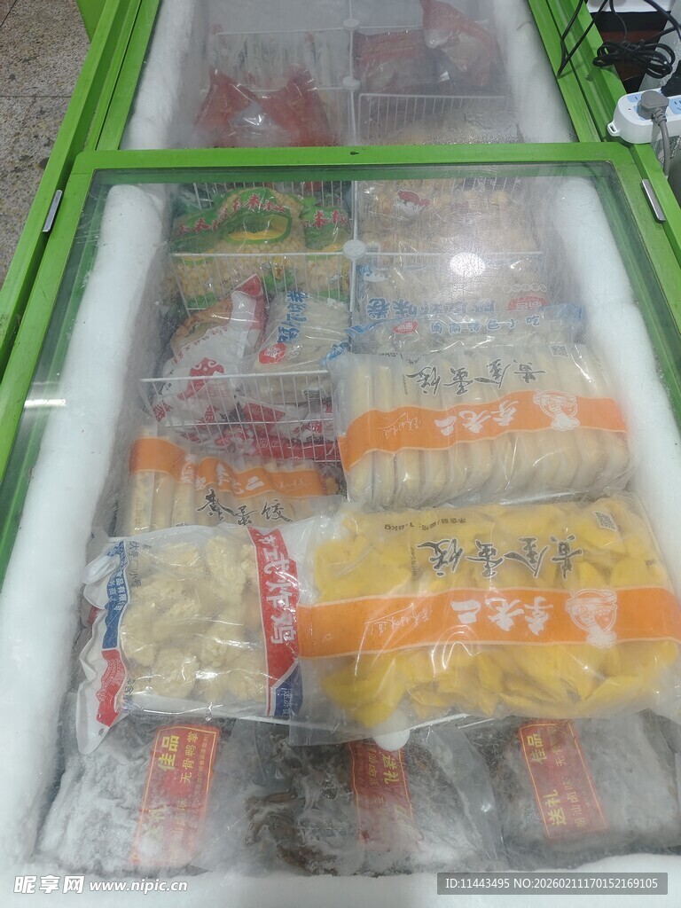 冷冻柜中的多样速冻食品
