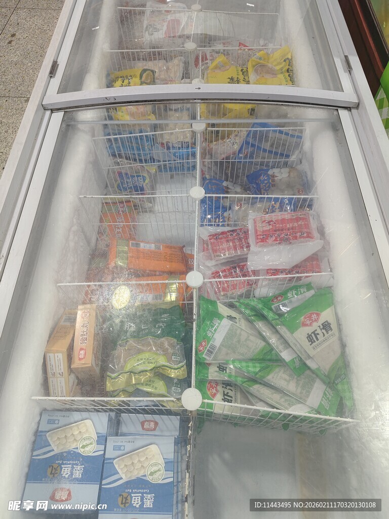 冰柜内丰富多样的冷冻食品
