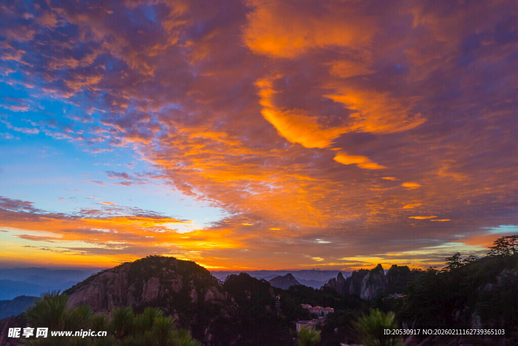 安徽黄山丹霞峰日出火烧云