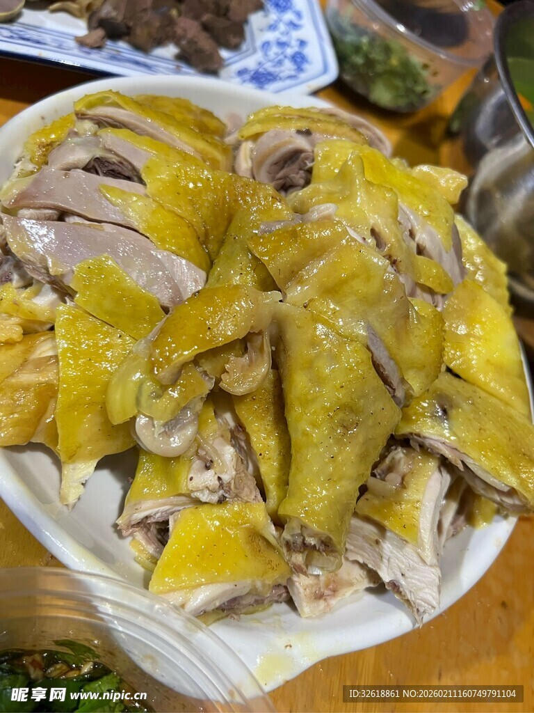 美味鲜嫩的白切鸡