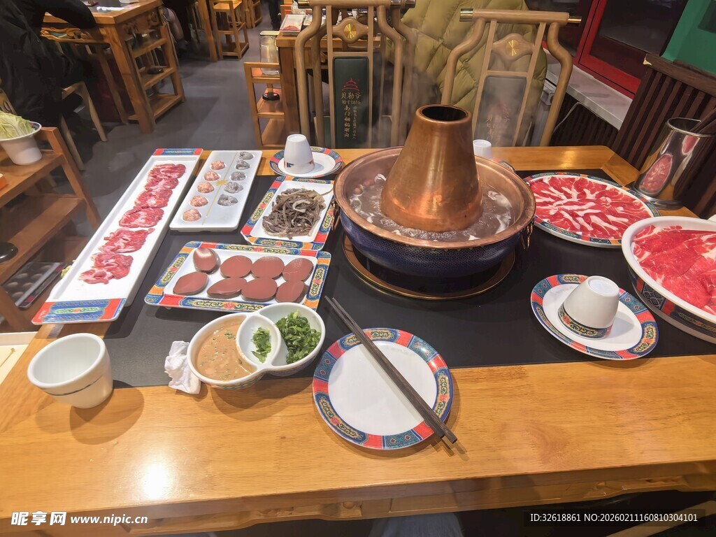 铜锅涮肉美食摆满一桌