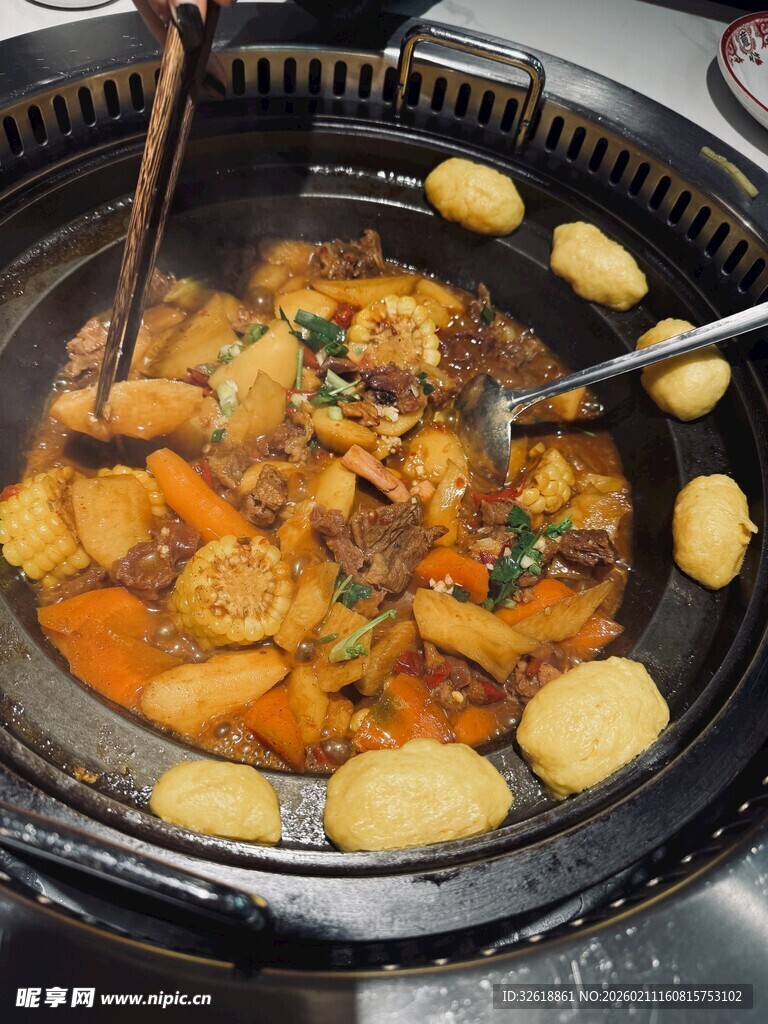 铁锅炖的大鹅烹煮