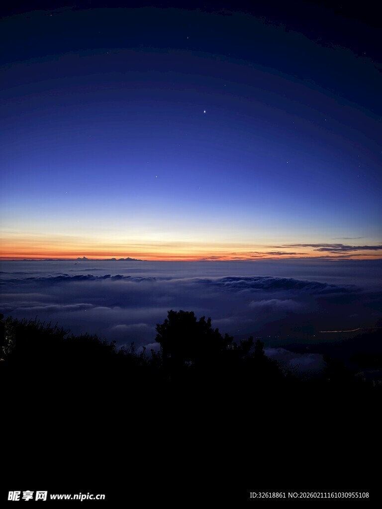 泰山山间云海日出星空美景