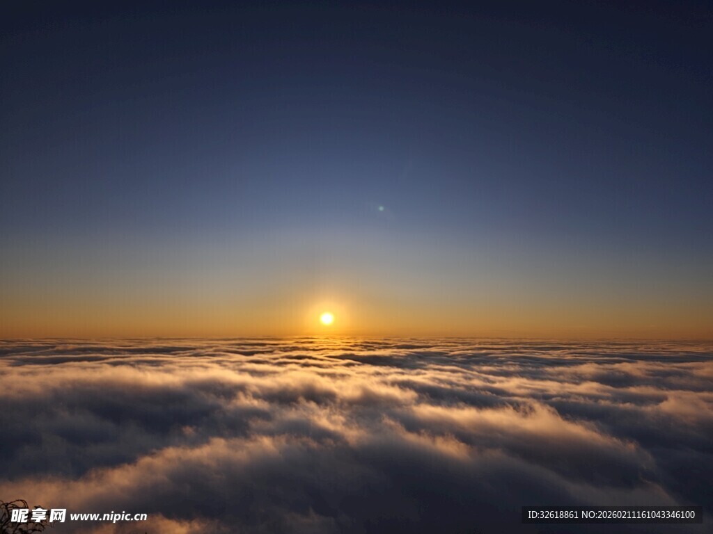 泰山云海之上的壮丽日出