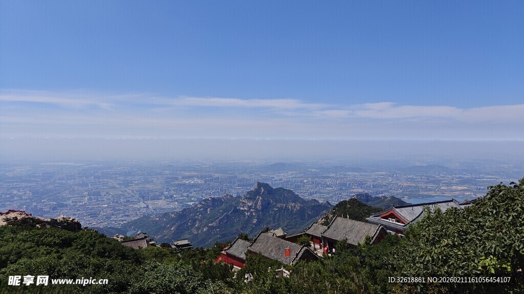 泰山山顶远眺壮丽山峦景观