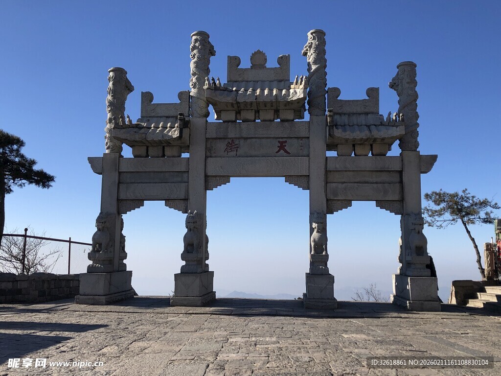 泰山天街巍峨壮观的中式石牌坊