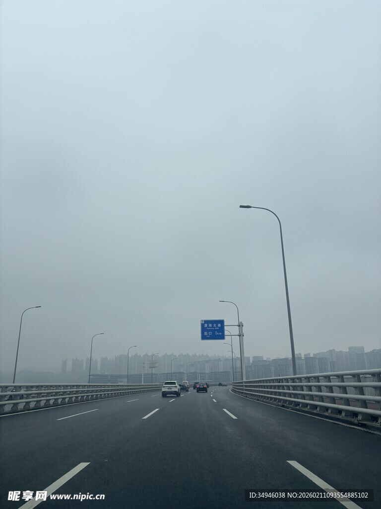 雾中高速公路景象