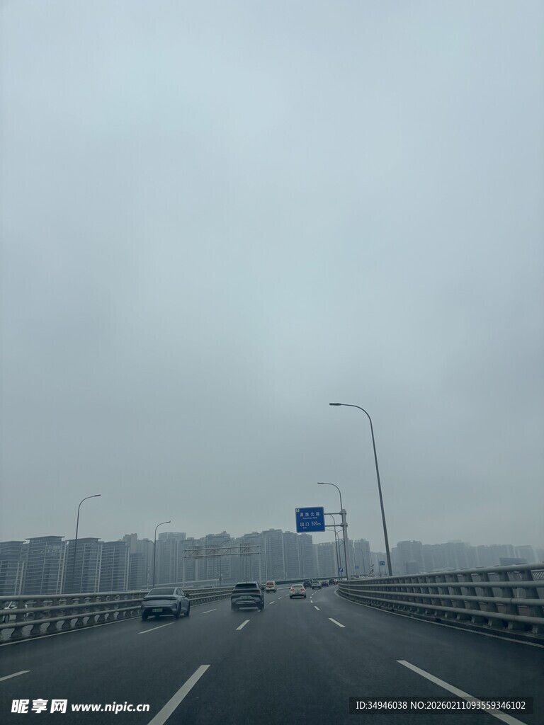 雾中高速公路上的行驶景象