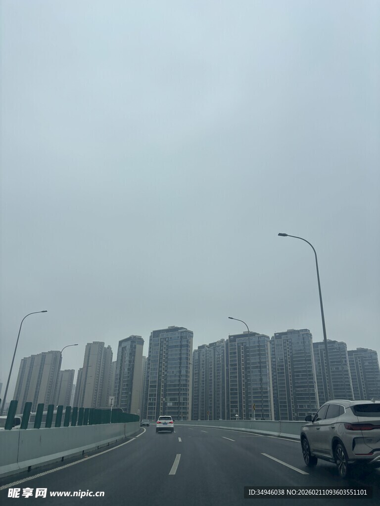 城市道路上的高楼与车辆