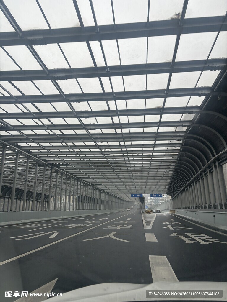 现代化宽敞的室内交通空间