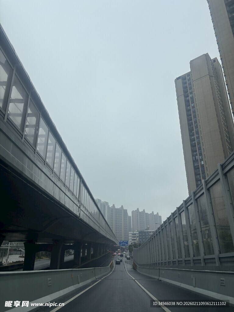 城市高架道路景象