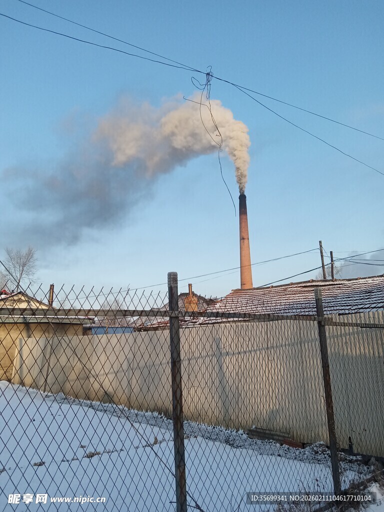 工厂烟囱排放滚滚白烟