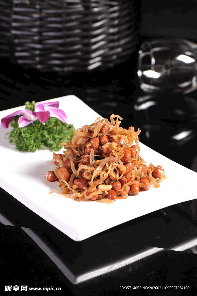 美味凉拌花生摆于精致白盘