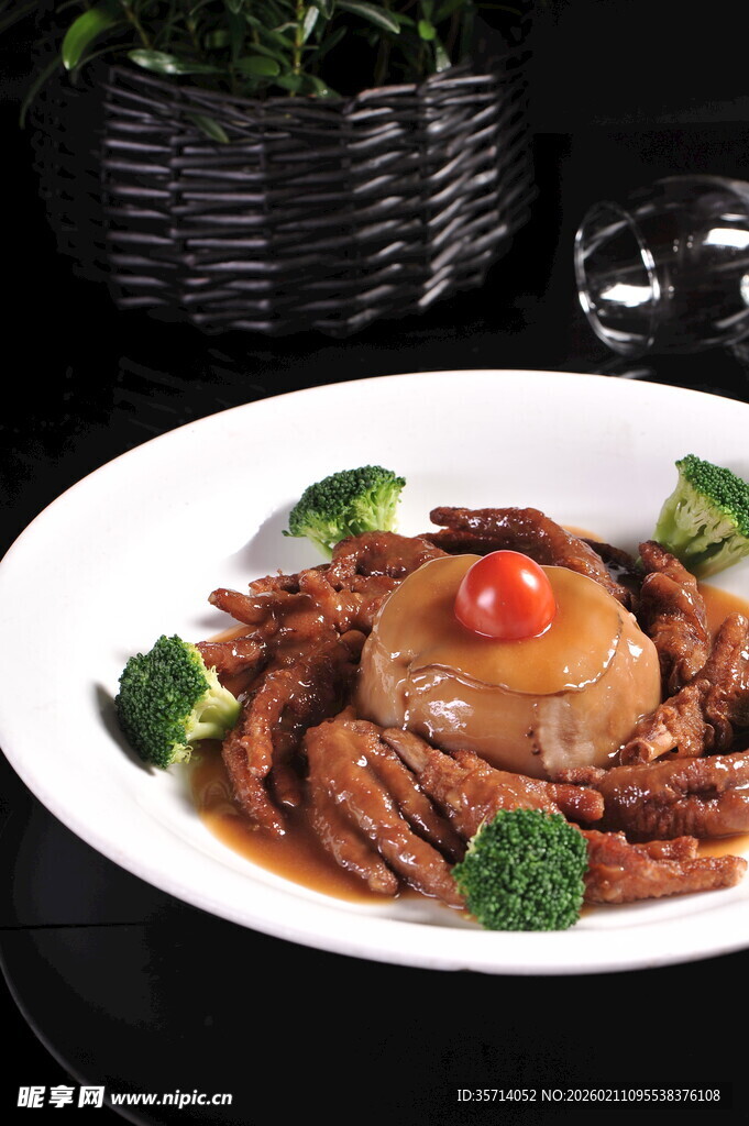 鲍汁扣风爪配西兰花