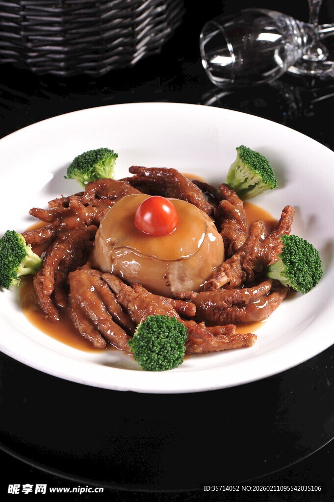 美味酱汁风爪配翠绿蔬菜