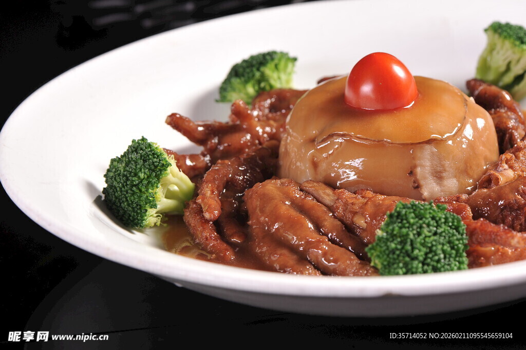 鲍汁风爪配西兰花