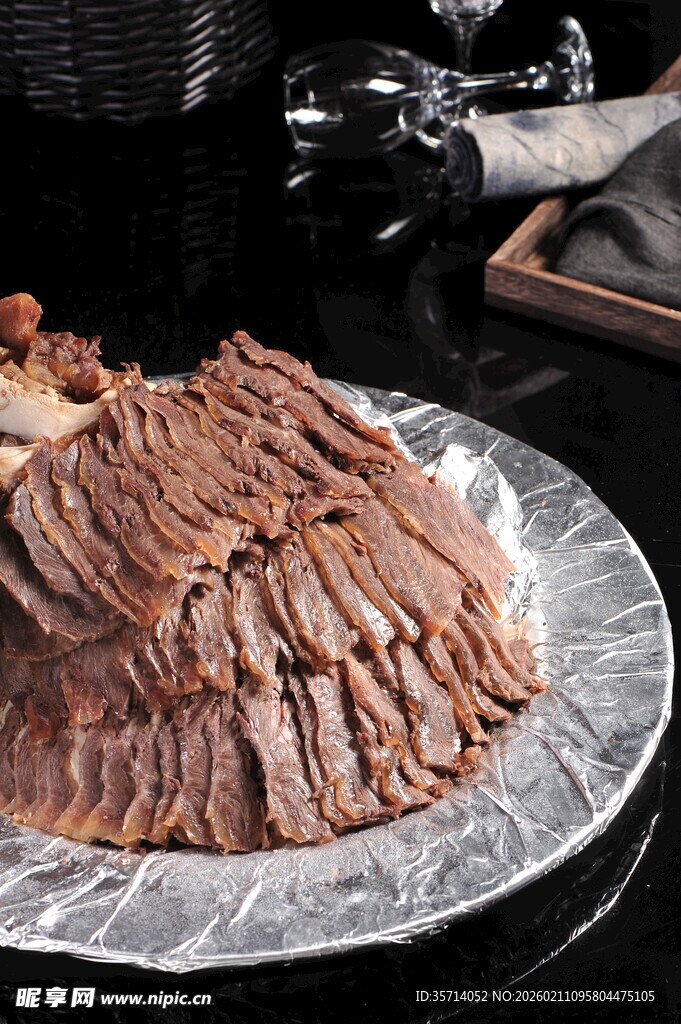 美味酱牛肉摆盘展示