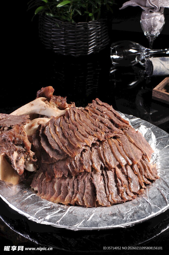 美味酱牛肉切片摆盘