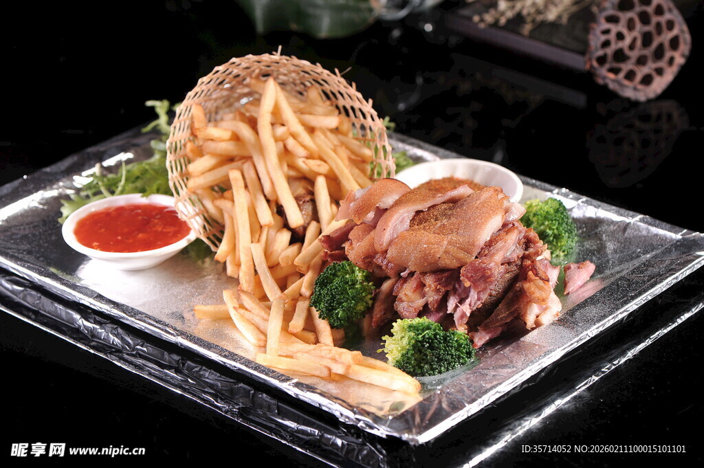 美味烤鸡配薯条与蘸酱