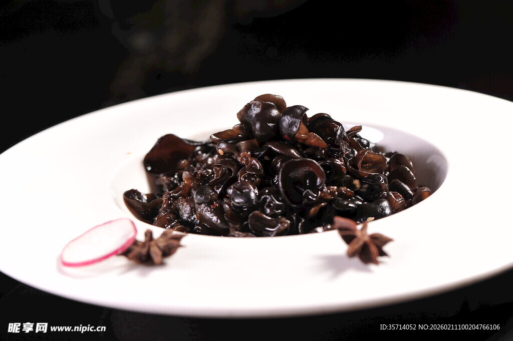 美味黑木耳摆放在白盘上