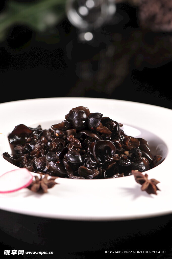 美味木耳摆盘精致诱人