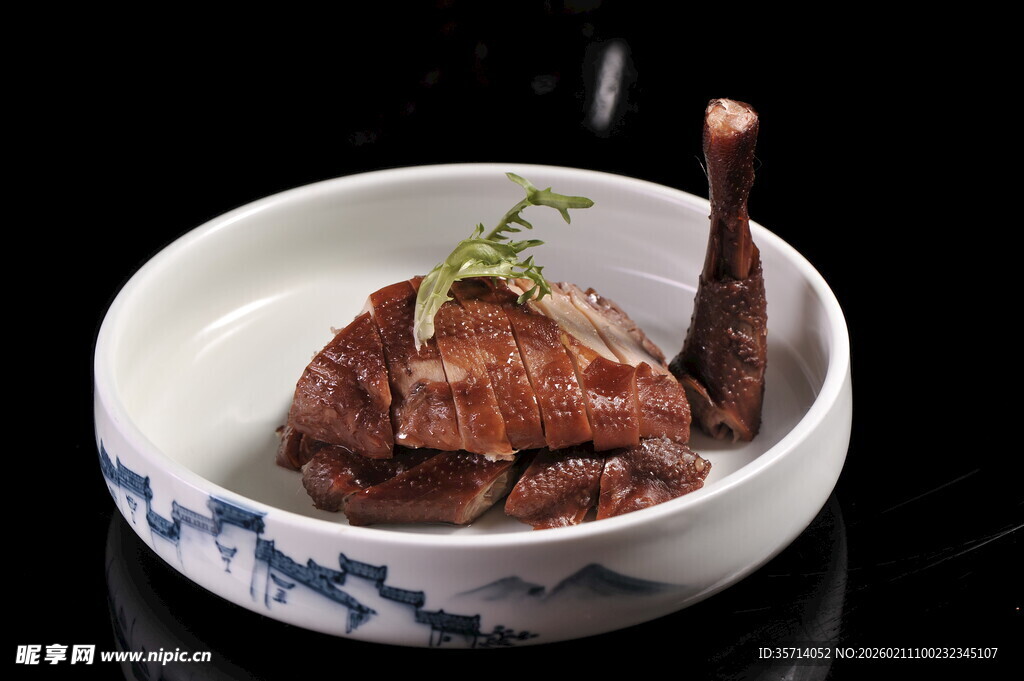 中式瓷碗装的特色卤鸭