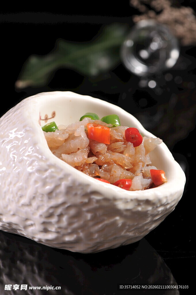 石碗装的美味海蜇